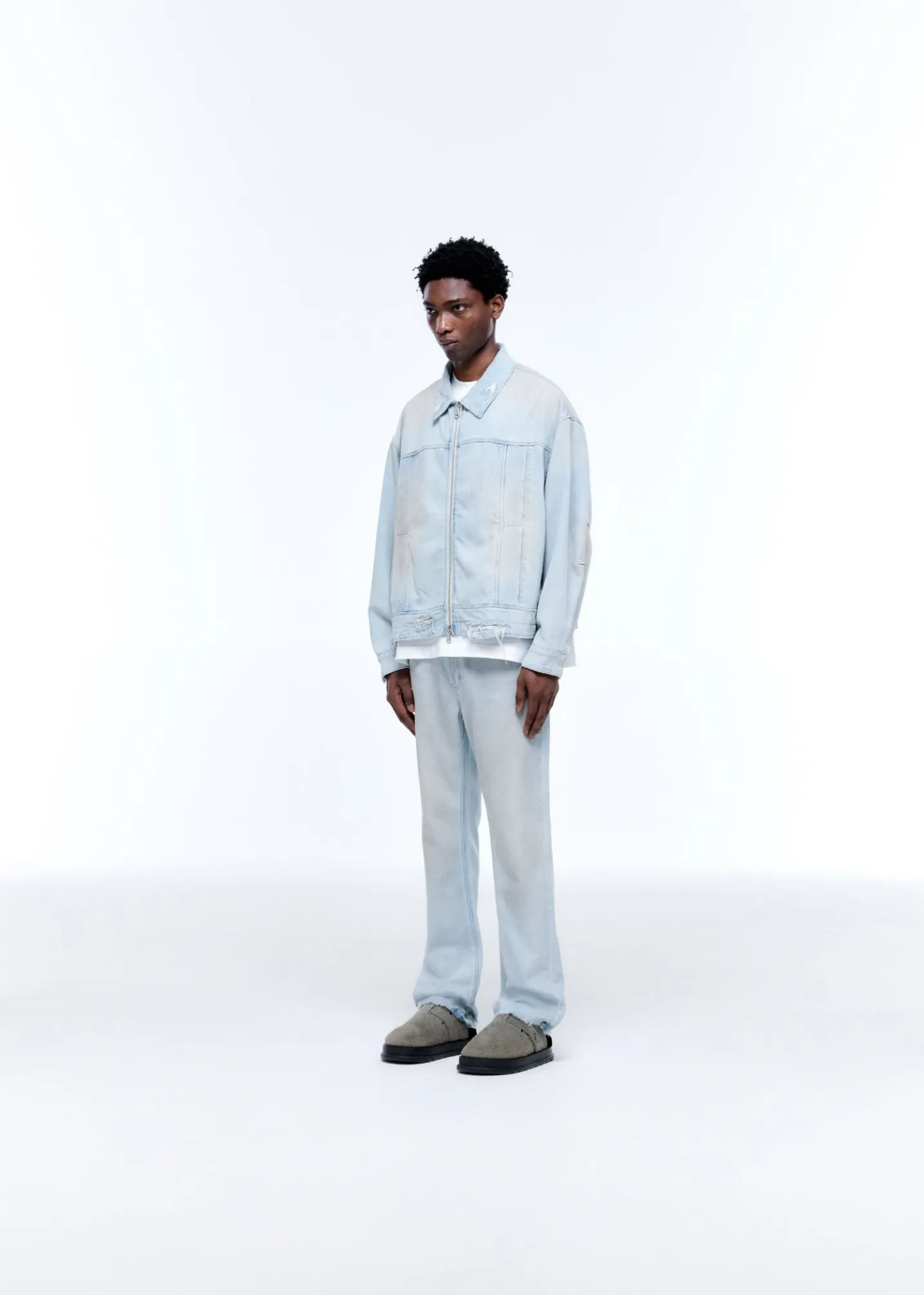 LIGHT WASH DENIM TRUCKER JACKET