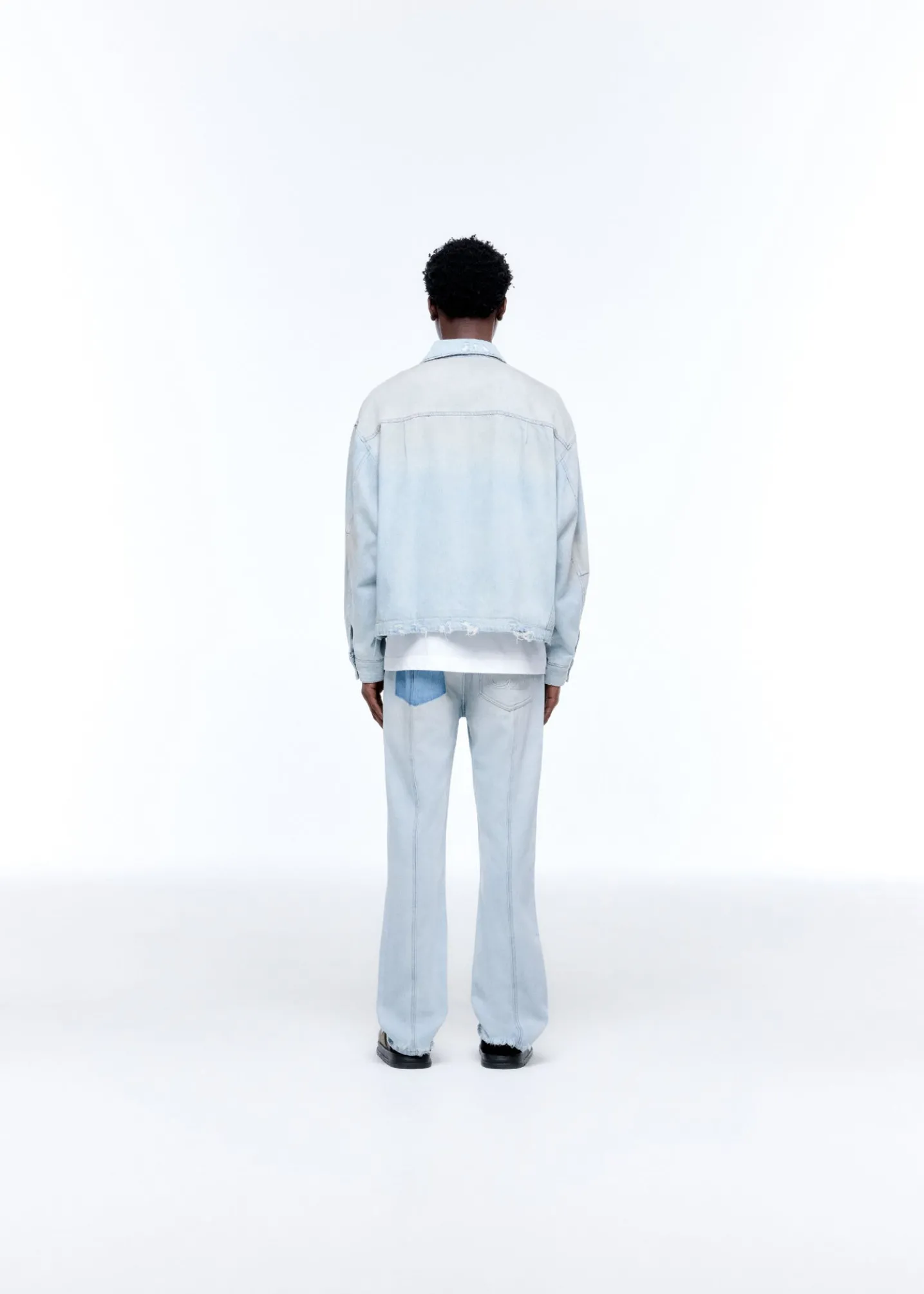 LIGHT WASH DENIM TRUCKER JACKET