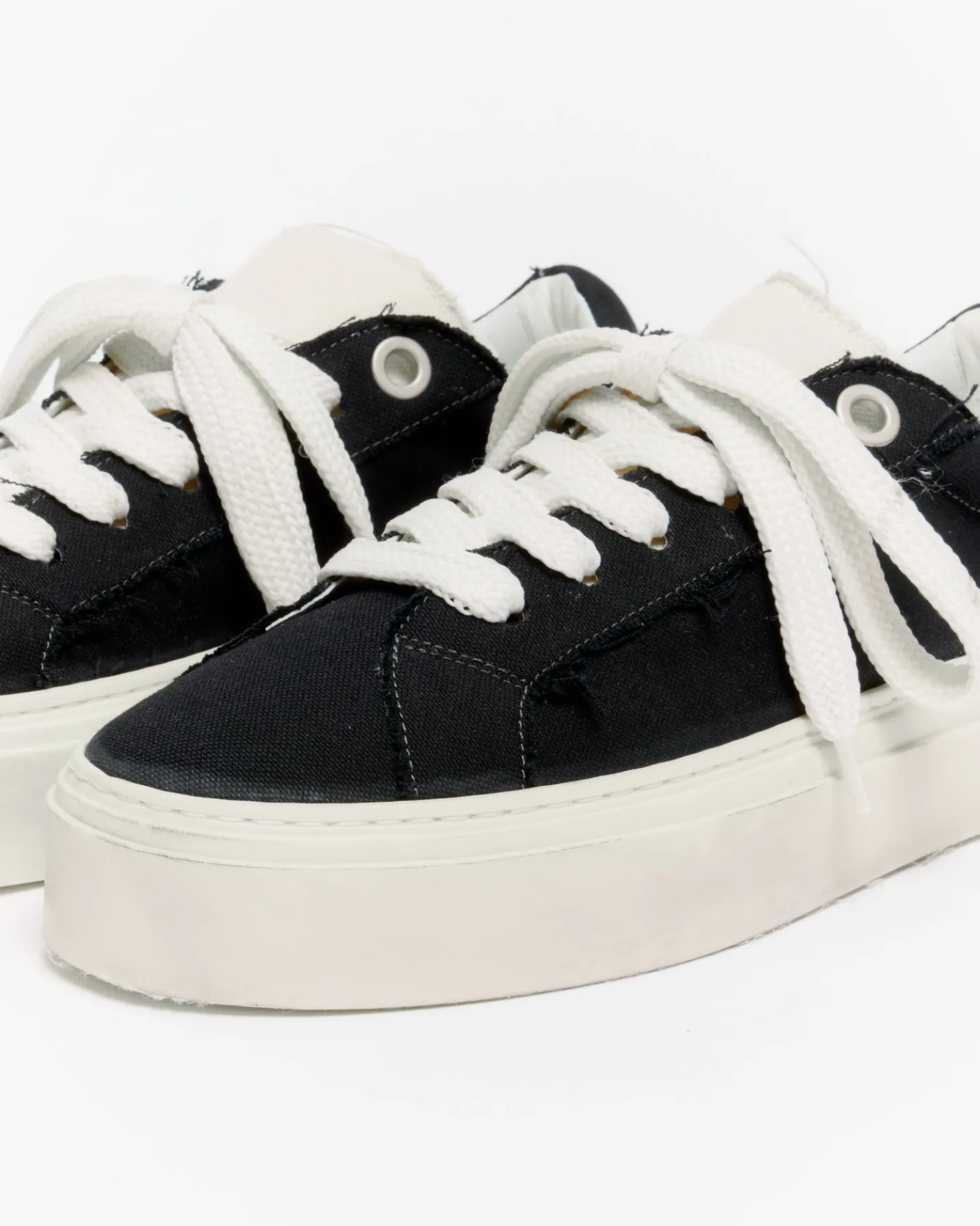 THE VINTAGE WILSON SNEAKER