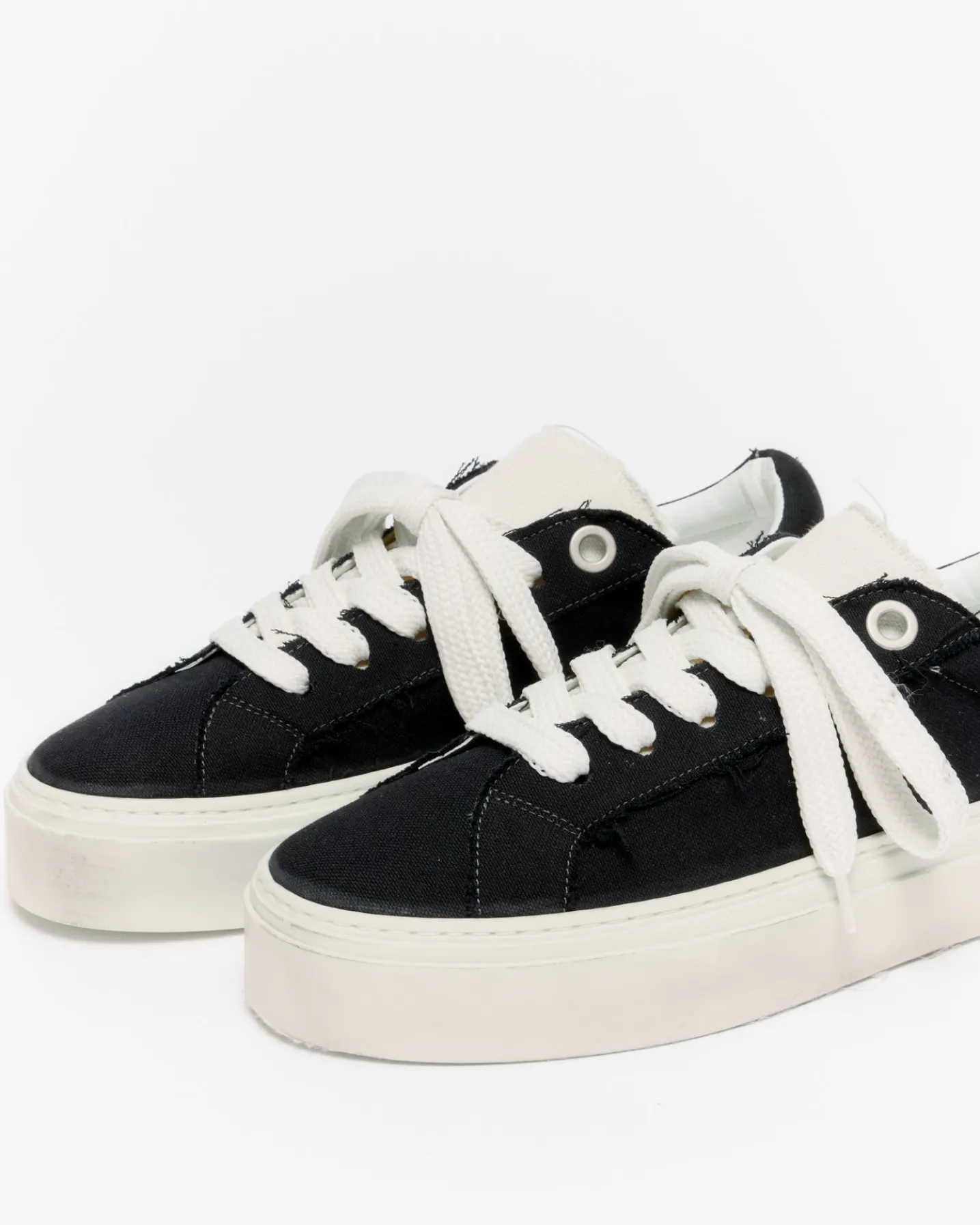 THE VINTAGE WILSON SNEAKER